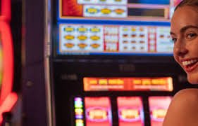 Ruang permainan kasino online dengan dealer profesional dan slot online di langit777